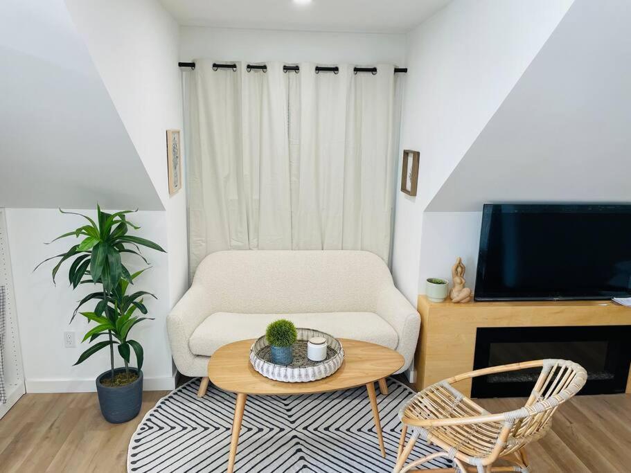 Stylish Cozy One Bedroom Studio With Free Parking Victoria Eksteriør bilde